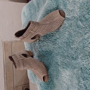 EARTH Grey Suede Leather Perforated Peep Toe MARIETTE SEREN Ankle Boots size 8W